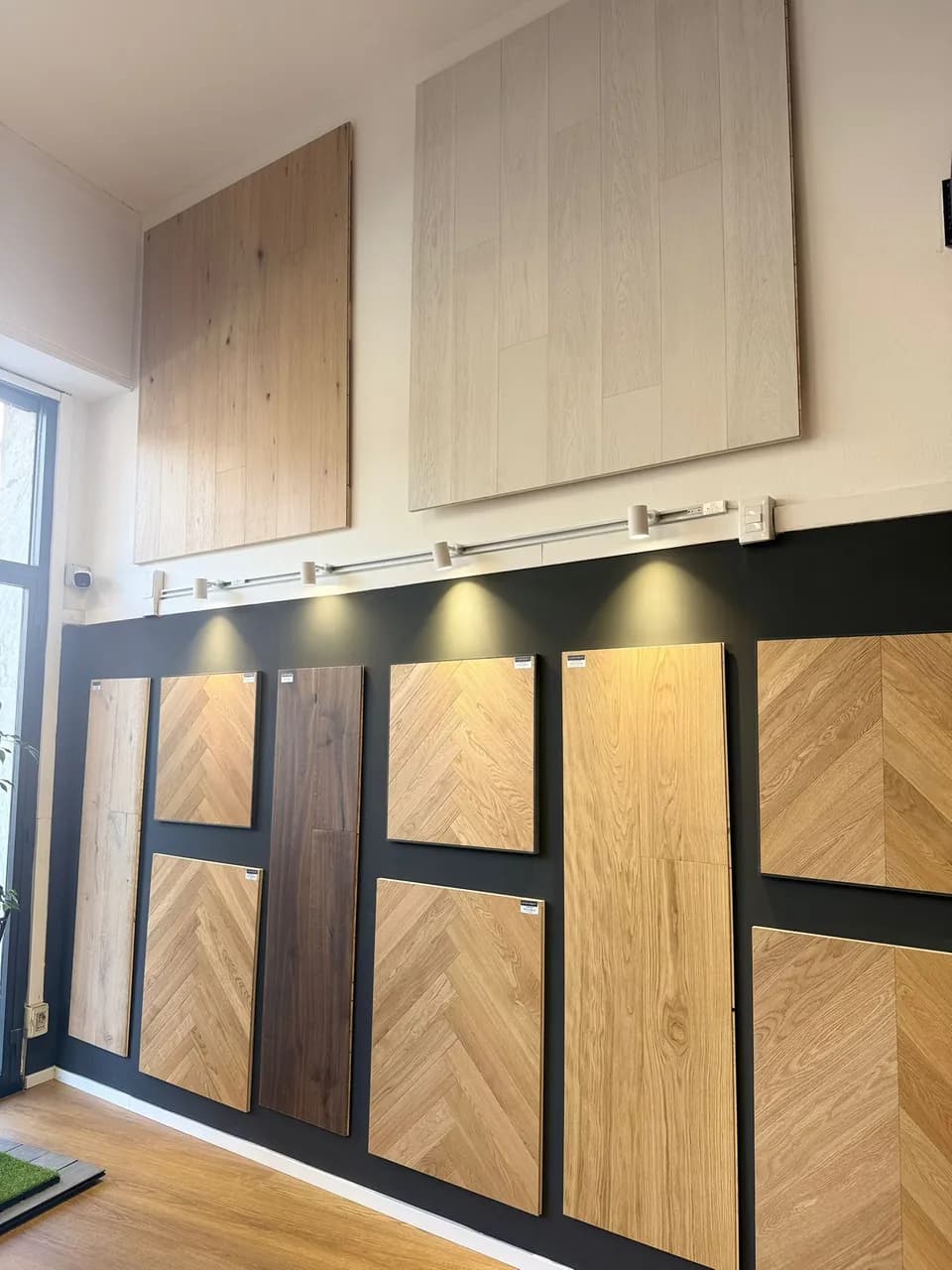 Showroom Classe Parquet a Rapallo: parete espositiva di parquet e spina di pesce