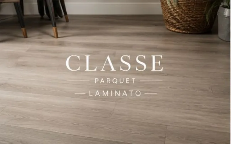 Pavimento laminato in tonalità grigio chiaro